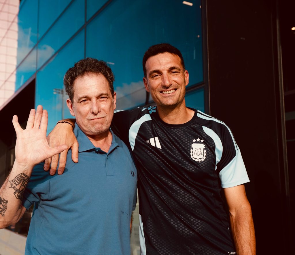 Andrés Calamaro visitó a la Selección argentina en Miami: las fotos con Messi, Scaloni y De Paul