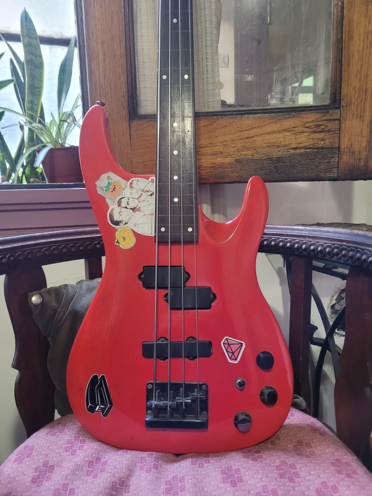 Bajo Fretless Hyundai Activo